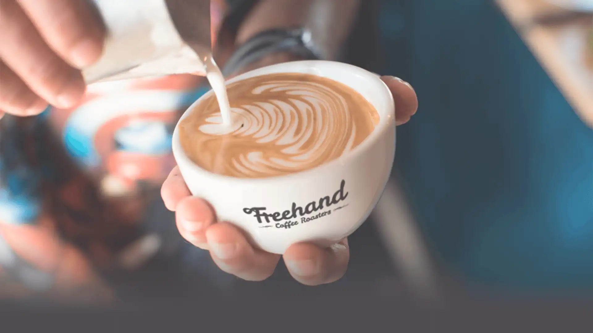 Mælk høldes i en kaffekop