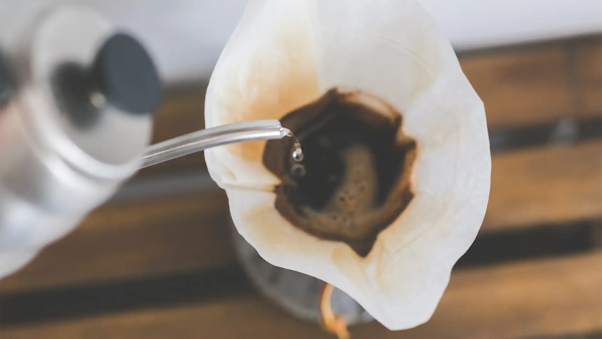 Vand hældes over kaffe