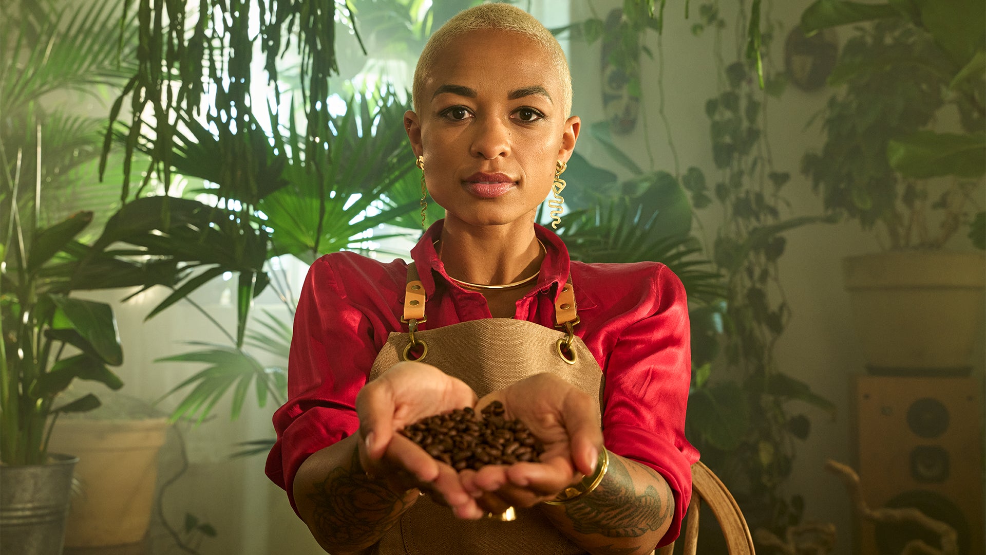 Kvinde med espressobønner i hænderne