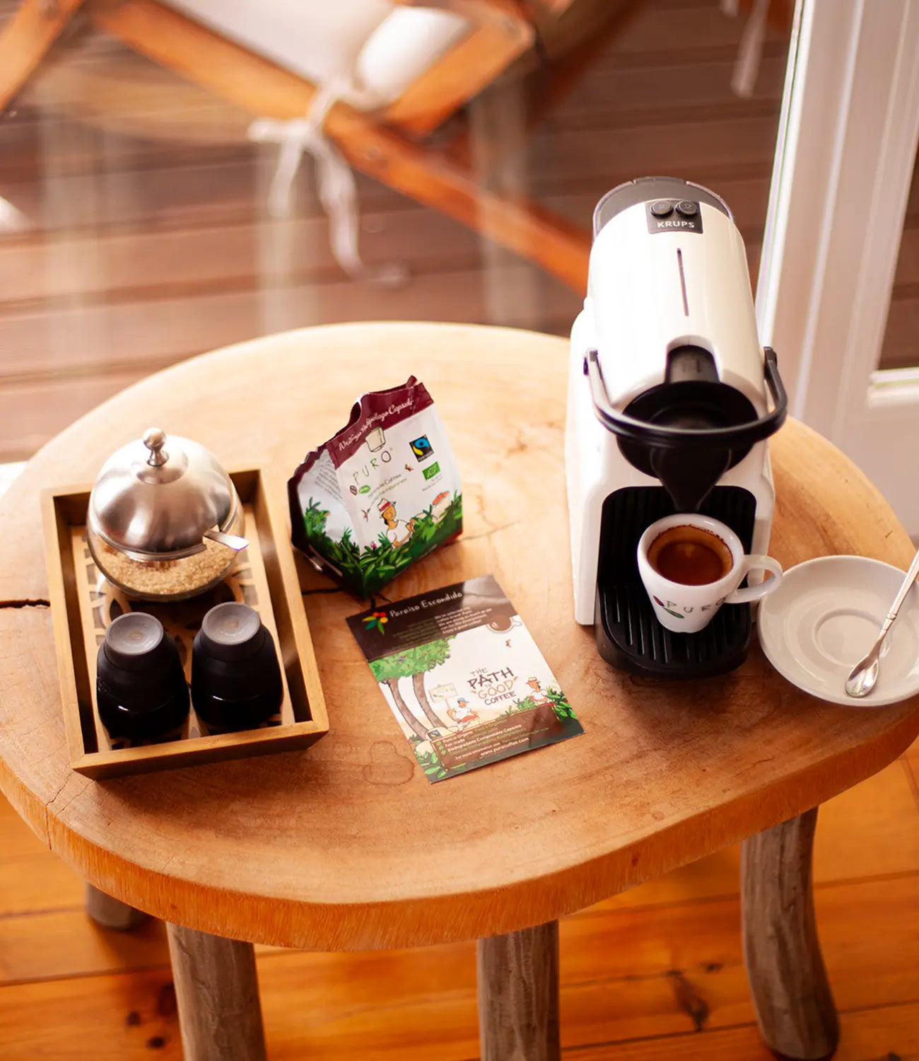 kaffe kapsler og en kaffemaskine med en espresso