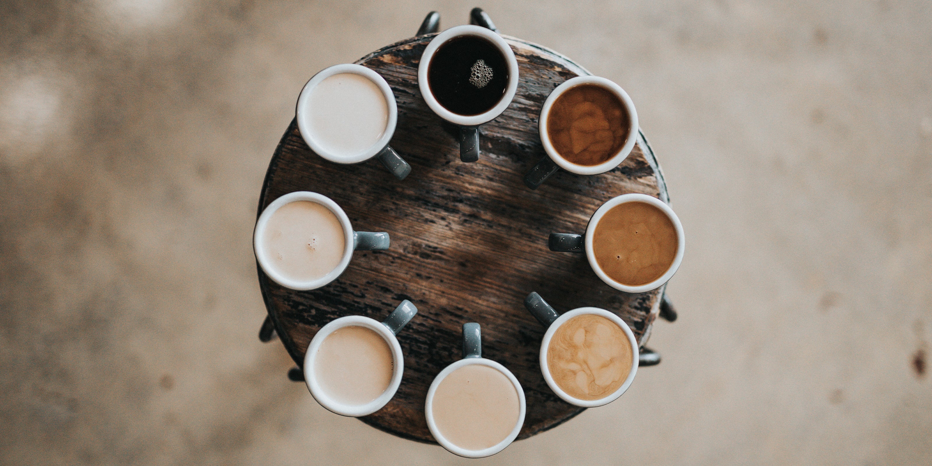 Forskellige typer kaffe på et bord